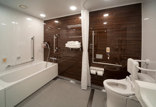 Hotel Vischio Osaka accessible bathroom with bathtub and shower