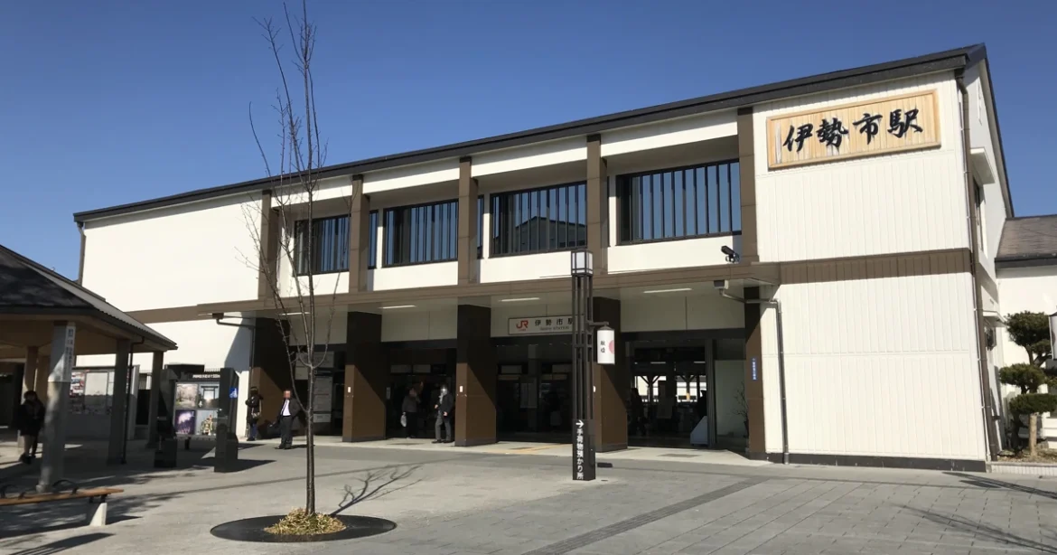 伊勢市站南側站舍及站前廣場的2019年實景照片