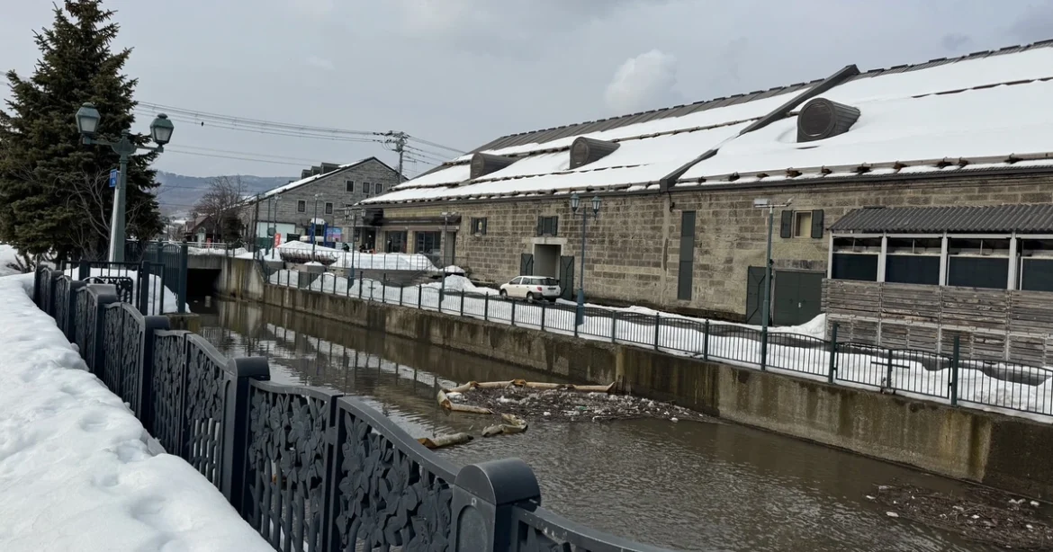 小樽運河沿岸積雪與倉庫外觀的歷史照片