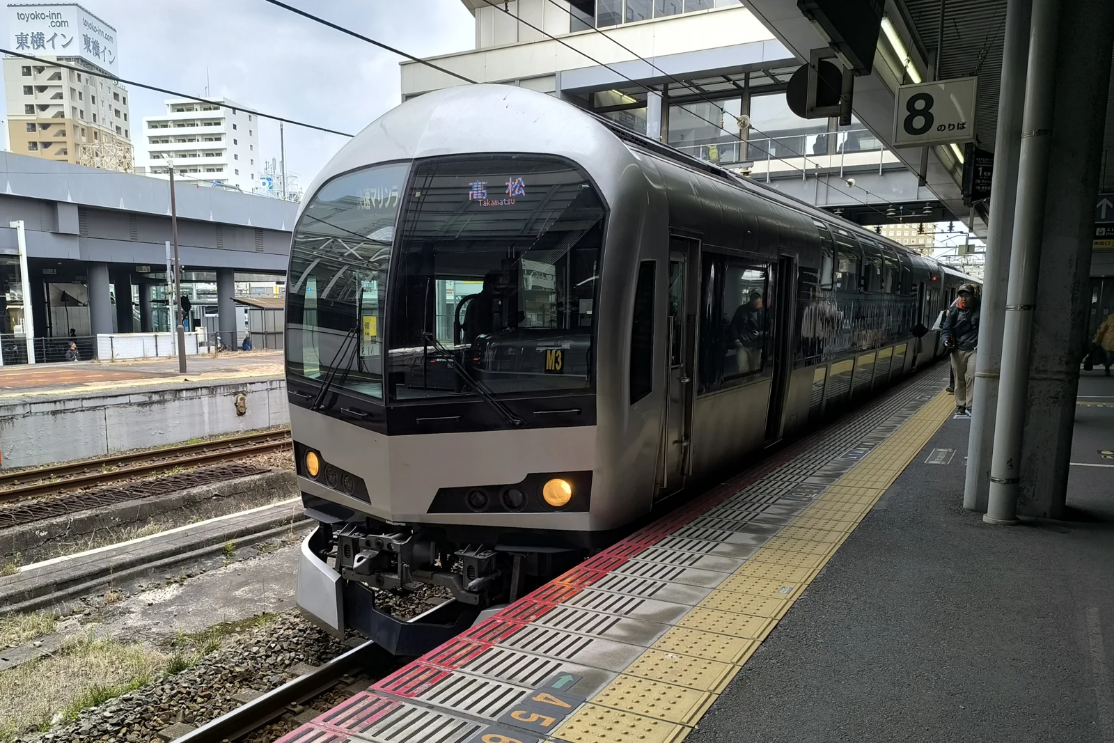 大阪到高松交通2026|JR、巴士、渡輪票價與周遊券比較 岡山站月台上的JR四國Marine Liner列車,車頭顯示高松方向