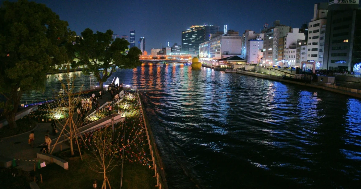從天神橋望向大阪中之島公園與河岸的夜景