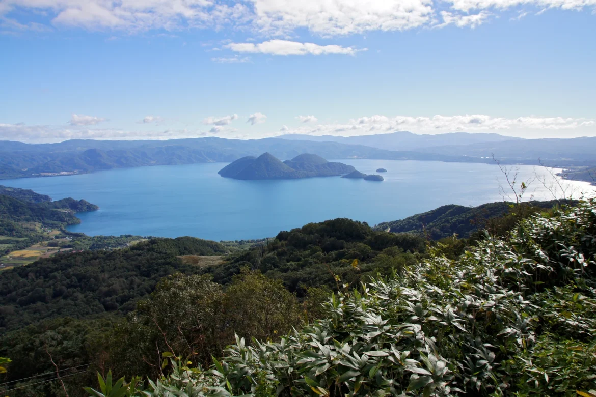 藍天下的洞爺湖、中島與周邊山地