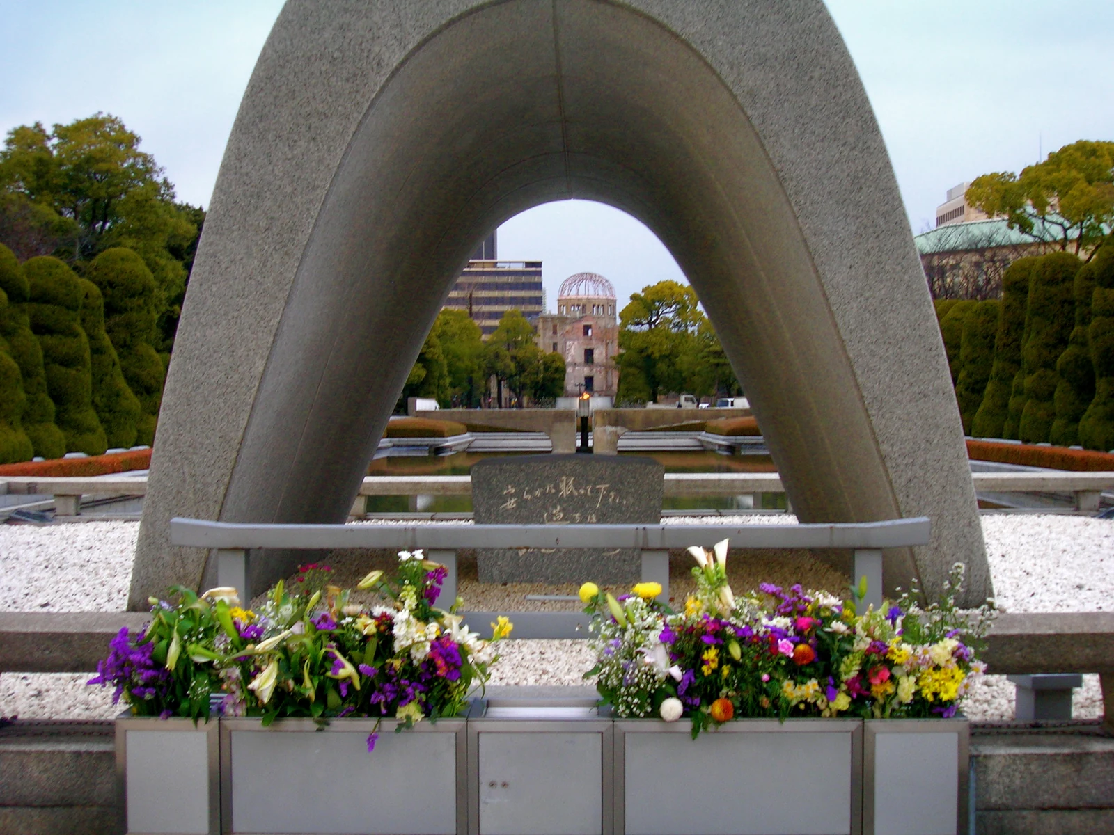 廣島和平紀念公園慰靈碑、獻花與遠方原爆圓頂館，2008年攝