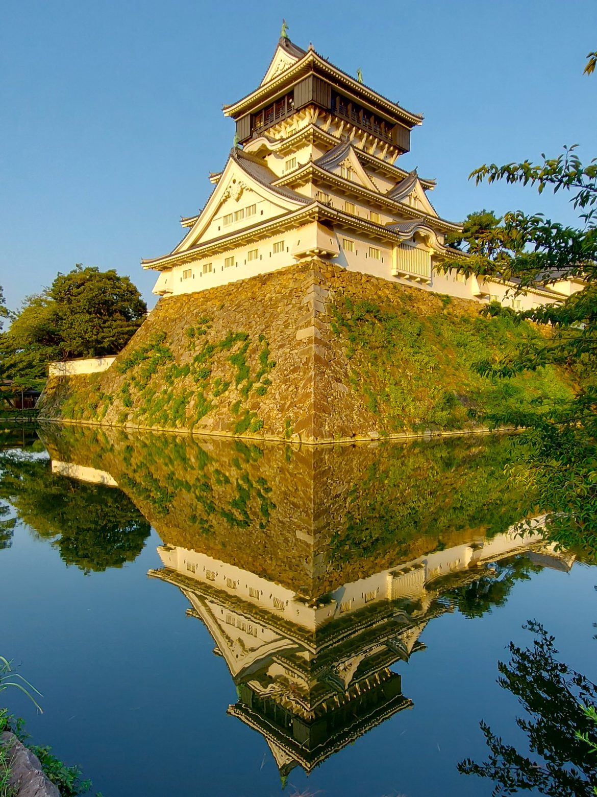 小倉城與水面倒影,2024年9月拍攝;並非聖誕市集現場