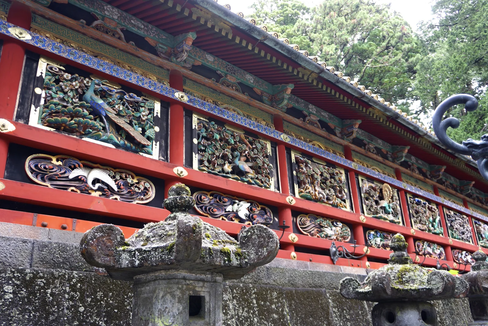 日光東照宮攻略2026|門票、參觀順序、樓梯體力、東京交通與二社一寺 日光東照宮彩色花鳥雕刻牆與前方石燈籠